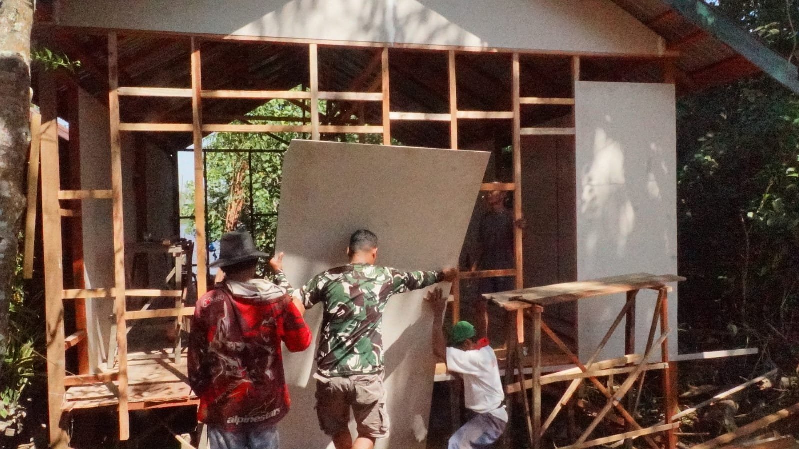 Satgas TMMD dan Masyarakat Bersama Pasang Plafon, Wujudkan Hunian Layak bagi Warga