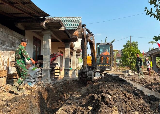 Alat Berat Bantu Satgas TMMD Kodim 0813/Bojonegoro Wujudkan Drainase Berkualitas di Dusun Krebet