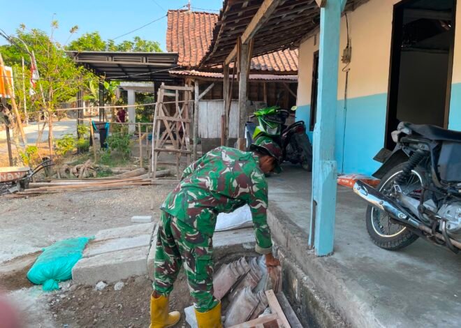 Jelang Istirahat, Satgas TMMD Ke-129 Kodim 0813/Bojonegoro Bersihkan Lingkungan RTLH Milik Bapak Ladi