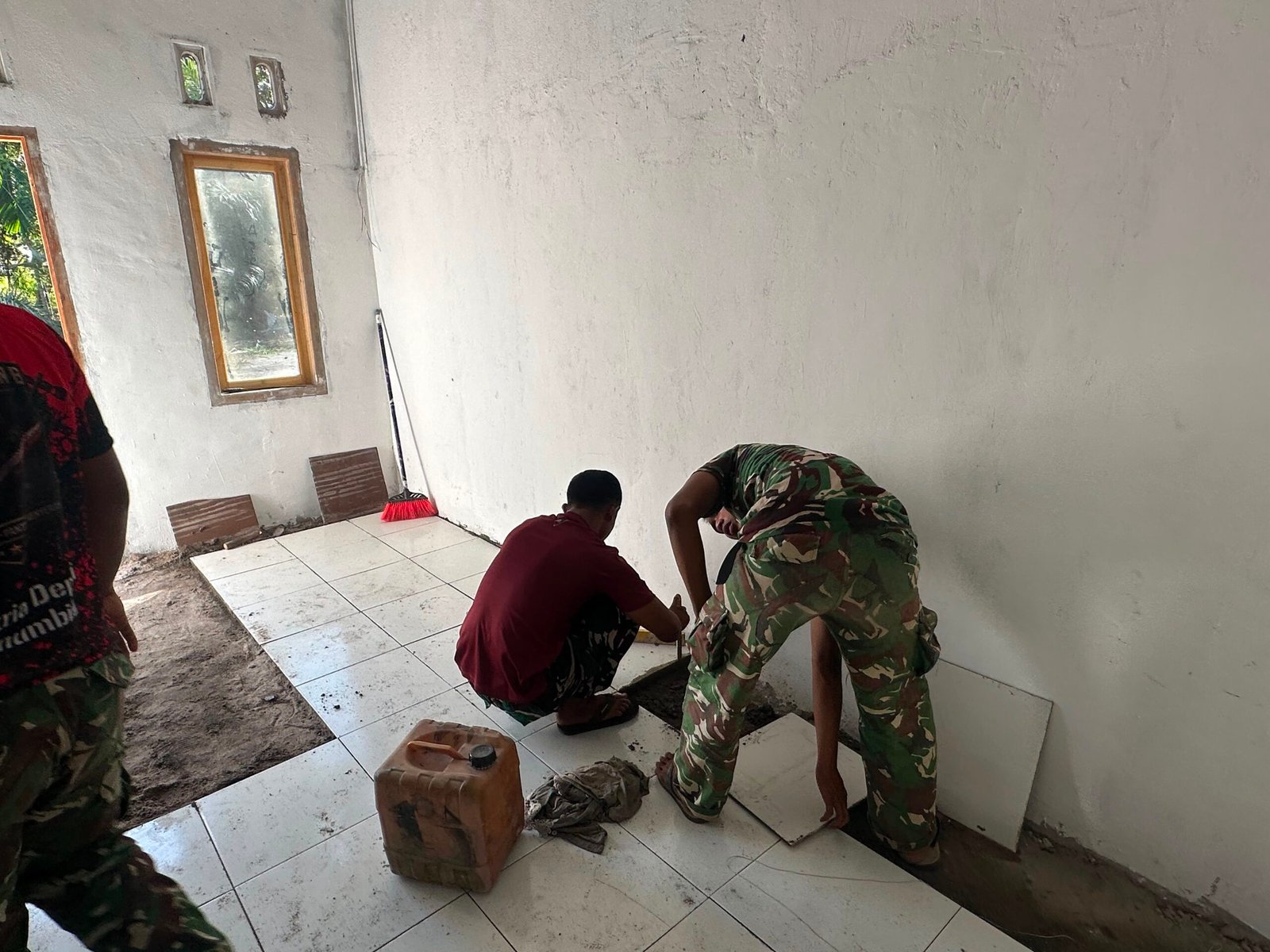 Gotong Royong Satgas dan Warga Percepat Finishing RTLH Ibu Rodiah