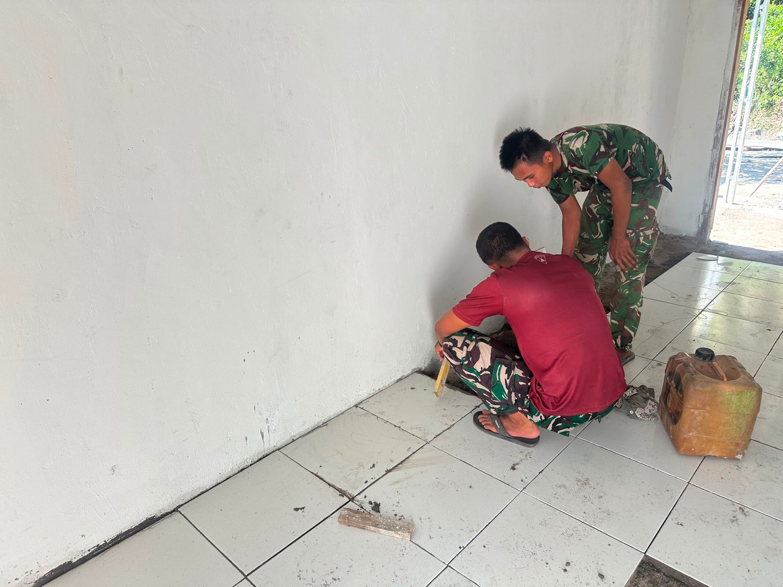 Tinggal Menghitung Hari, Satgas TMMD ke-129 Kodim 0413/Bangka Kebut Finishing Rumah Ibu Rodiah