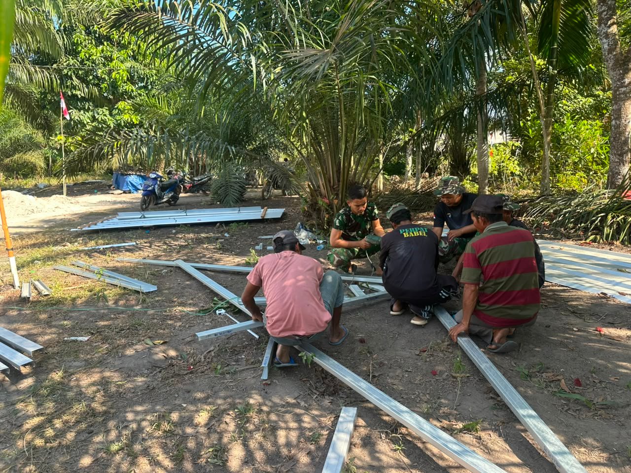 Jelang Penutupan, Satgas TMMD ke-129 Kodim 0413/Bangka Kebut Pemasangan Rangka Atap Rumah Bapak Ardiansyah