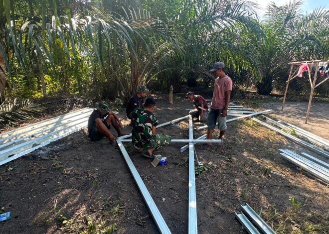 Gotong Royong Satgas dan Warga Percepat Pembangunan Atap Rumah Bapak Ardiansyah