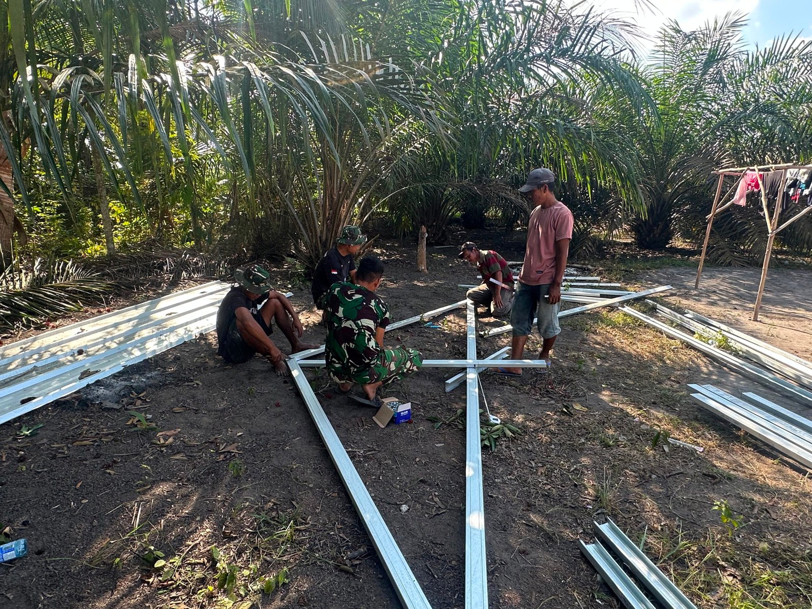 Gotong Royong Satgas dan Warga Percepat Pembangunan Atap Rumah Bapak Ardiansyah