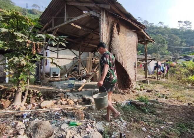 TMMD Ke-129 Kodim 0608/Cianjur: Satgas Lanjutkan Penyelesaian Rumah Bapak Angga
