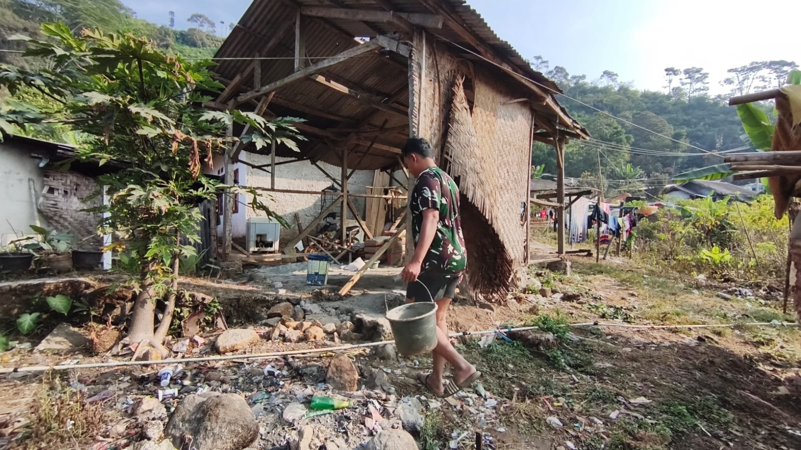 TMMD Ke-129 Kodim 0608/Cianjur: Satgas Lanjutkan Penyelesaian Rumah Bapak Angga