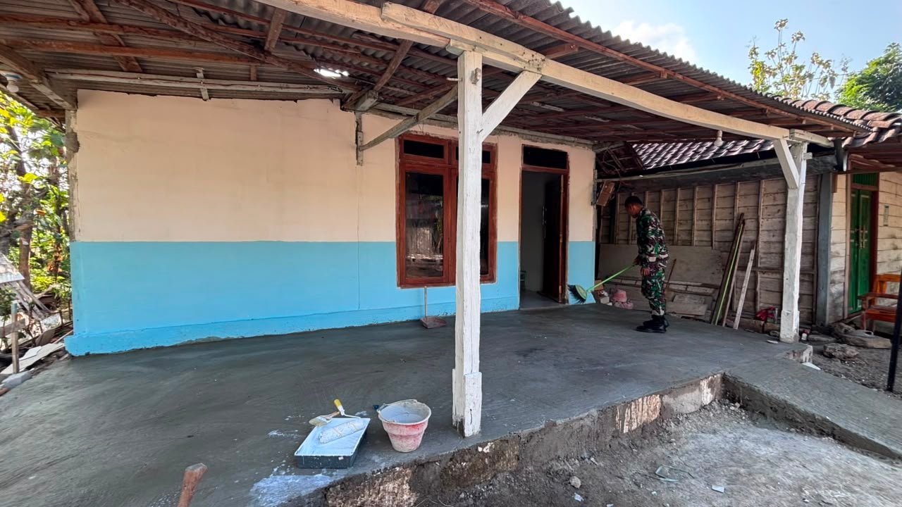 Area Rumah Ibu Jasmiati Bersih dan Rapi Berkat Kekompakan Satgas TMMD Ke-129 Kodim 0813/Bojonegoro