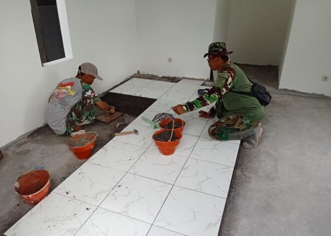 Tahap Finishing Dimulai, Satgas TMMD Kodim 0813/Bojonegoro Kerjakan Pemasangan Keramik Musala dan MCK