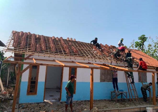 Genteng Terpasang, Rumah Bu Tini Kian Mendekati Hunian Layak Berkat Satgas TMMD ke-129 Kodim 0813/Bojonegoro