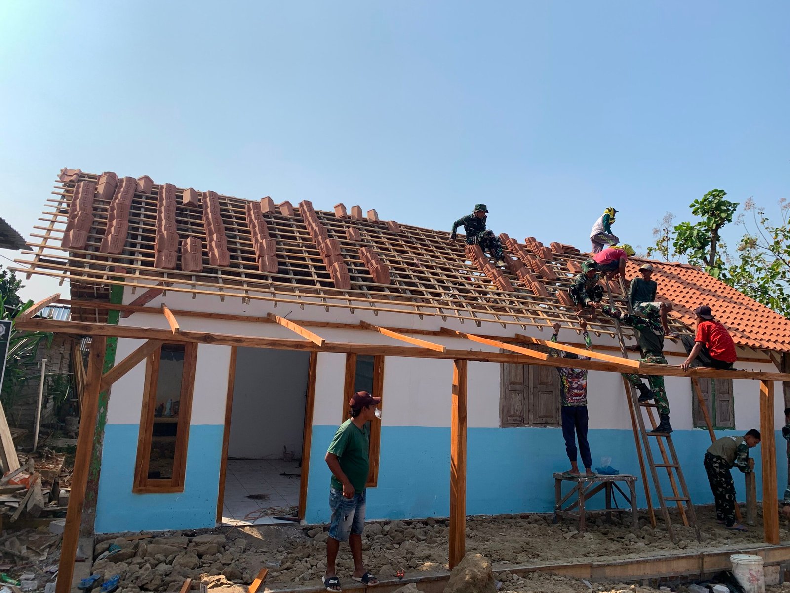 Genteng Terpasang, Rumah Bu Tini Kian Mendekati Hunian Layak Berkat Satgas TMMD ke-129 Kodim 0813/Bojonegoro