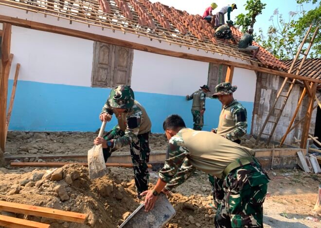 Gotong Royong Satgas dan Warga Percepat Pemasangan Genteng RTLH Bu Tini