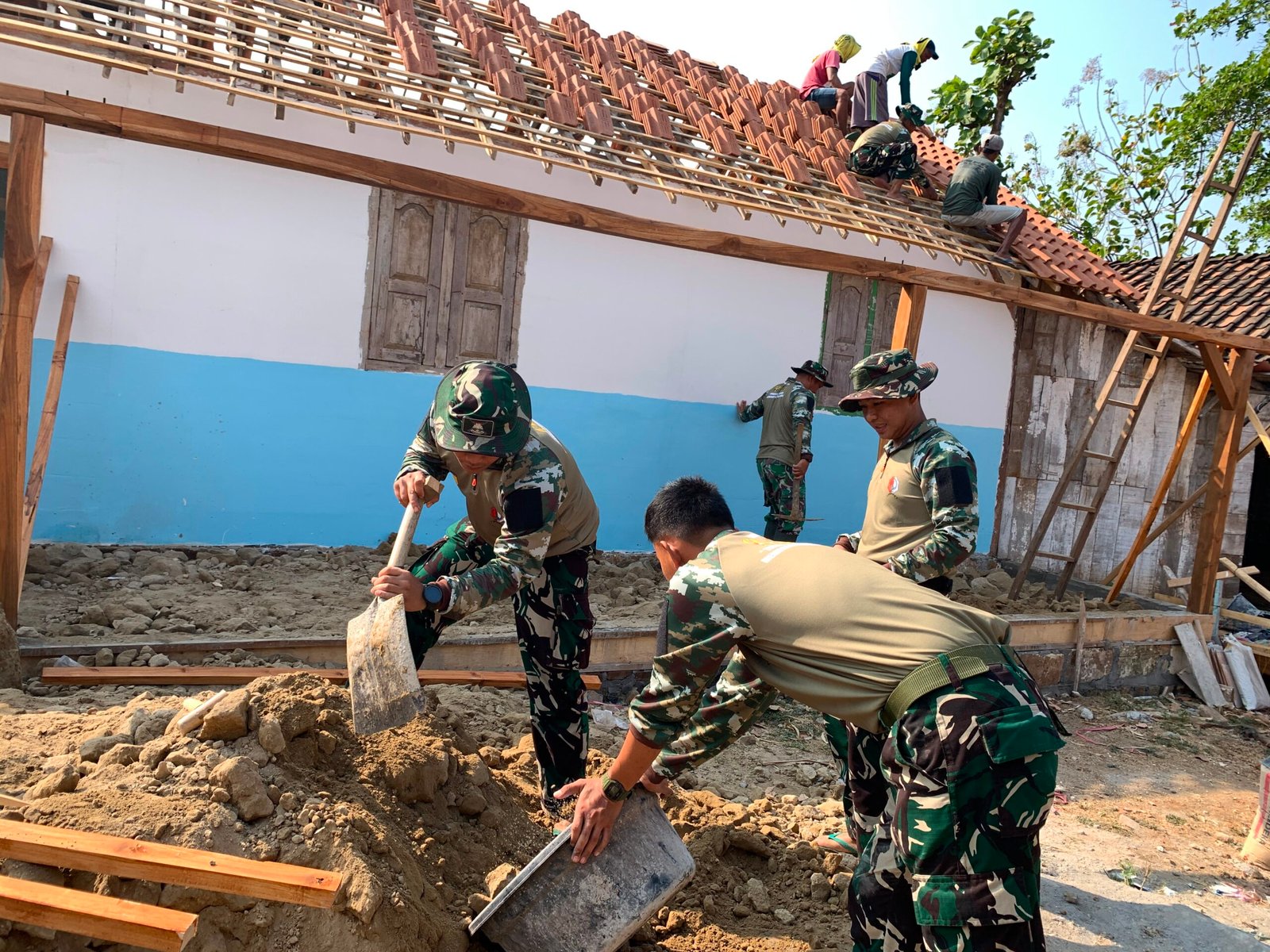 Gotong Royong Satgas dan Warga Percepat Pemasangan Genteng RTLH Bu Tini