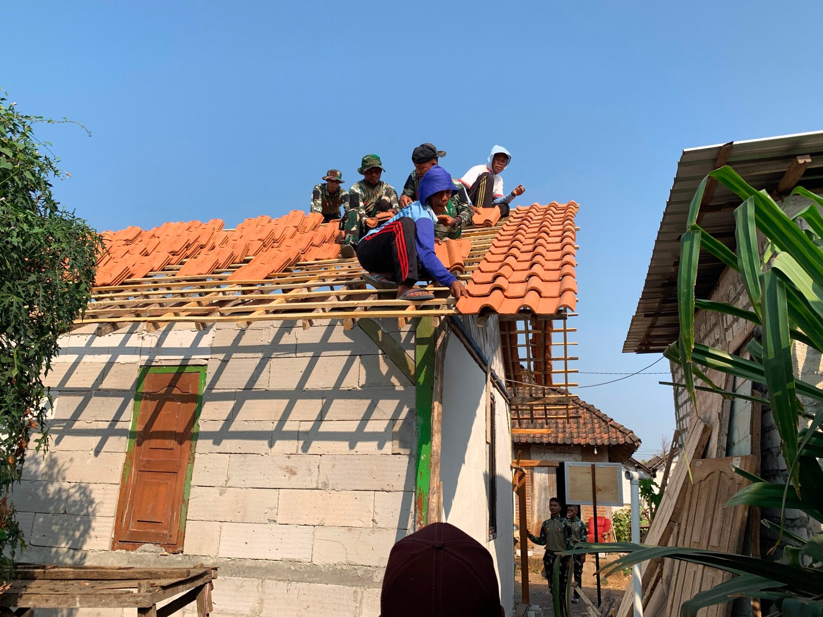 Atap Mulai Tertutup Genteng, Rumah Bu Tini Kian Kokoh dalam Program TMMD ke-129