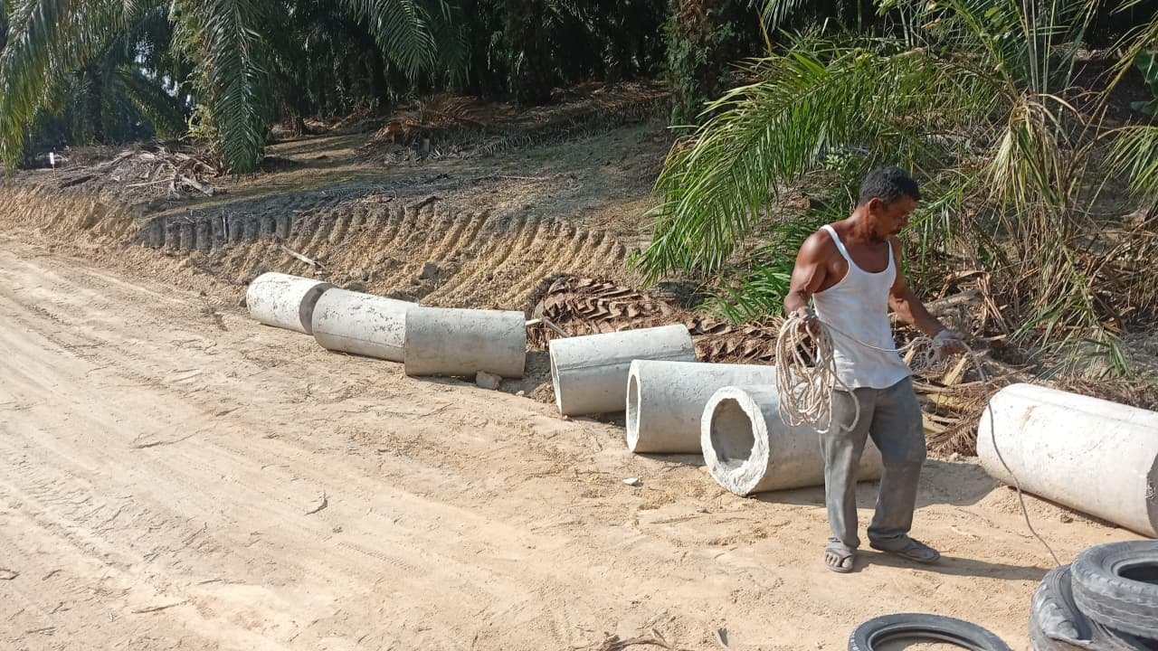 Satgas TMMD Ke-129 Kodim 0413/Bangka Kebut Pengerjaan Pemasangan Gorong-Gorong di Jalan Desa Deniang–Penyamun