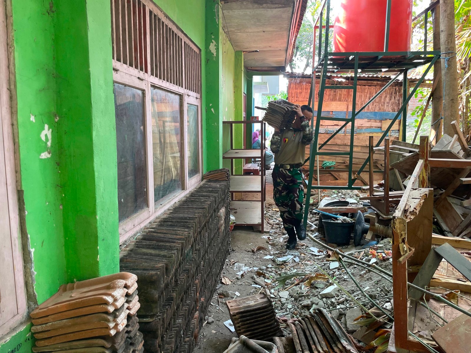 Pembenahan SDN Kesongo 1 Terus Dikebut Satgas TMMD ke-129 Kodim 0813/Bojonegoro