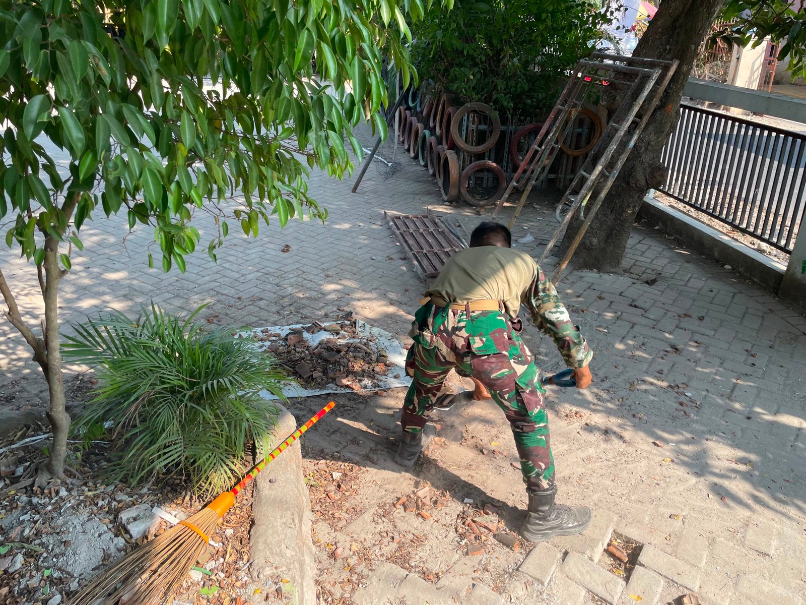 Satgas TMMD ke-129 Kodim 0813/Bojonegoro Benahi SDN Kesongo 1, Dukung Kenyamanan Belajar Siswa