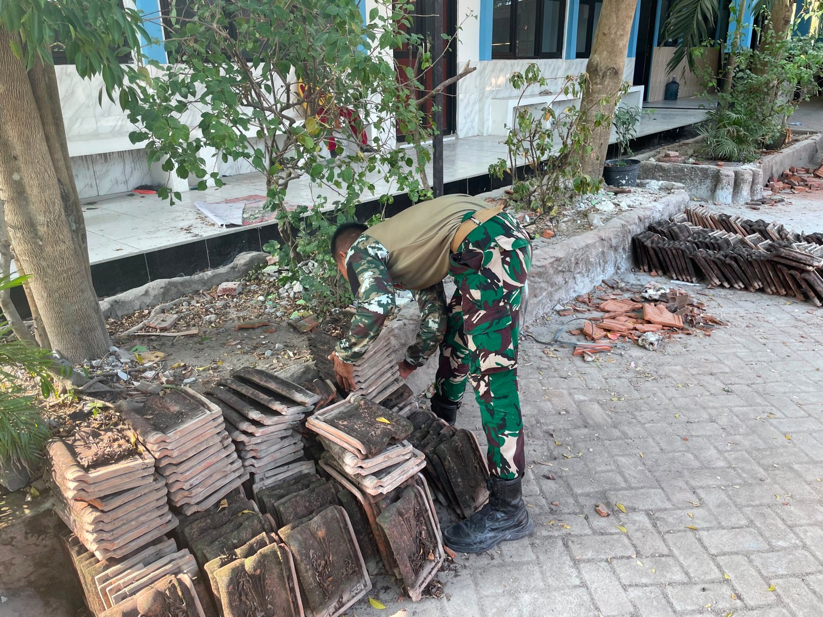 Gotong Royong Satgas TMMD dan Warga Perkuat Pembenahan SDN Kesongo 1