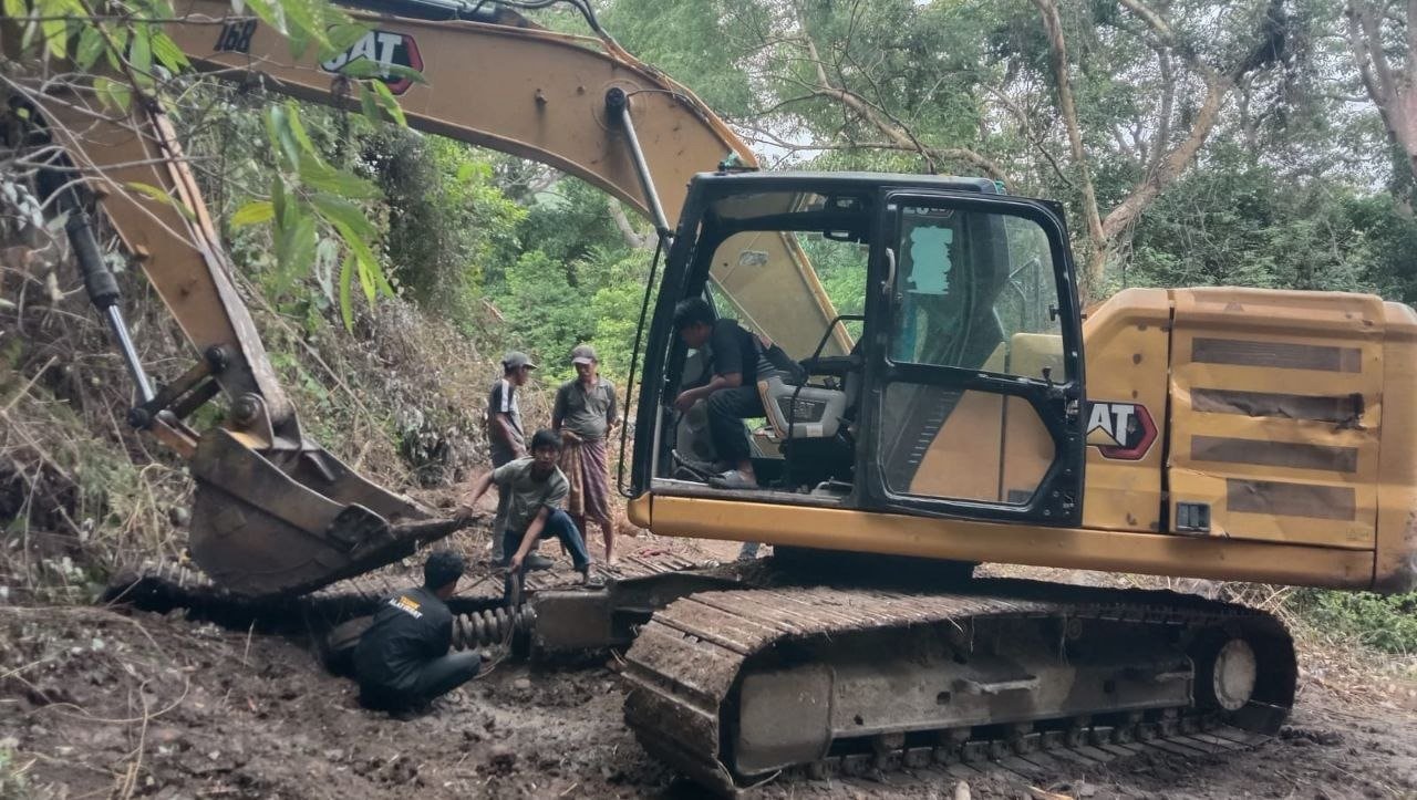 Perawatan Excavator Jadi Kunci Kelancaran Peningkatan Jalan TMMD ke-129 Kodim 1407/Bone