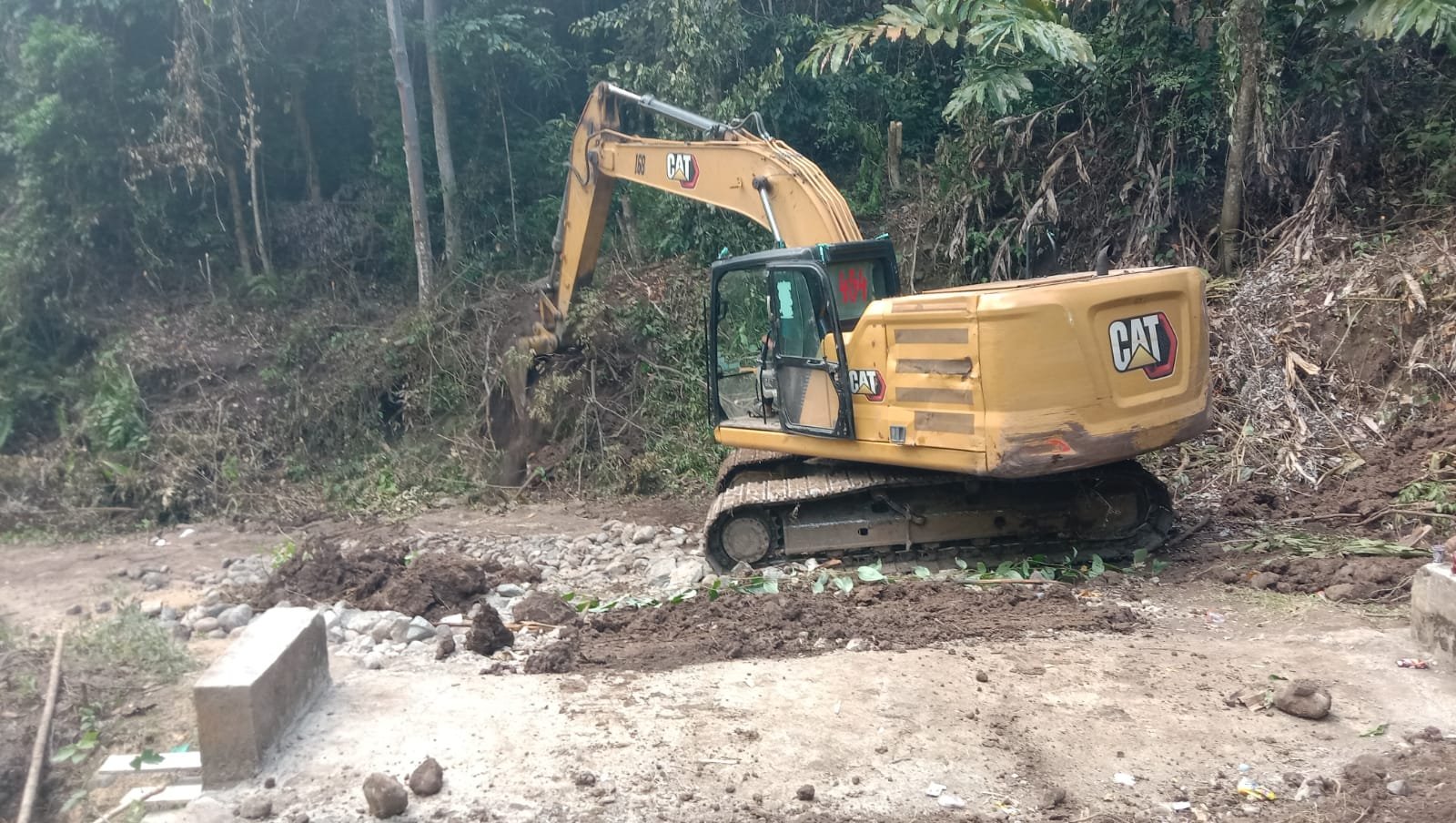 Excavator Terus Beroperasi Dukung Percepatan Peningkatan Jalan TMMD ke-129 Kodim 1407/Bone