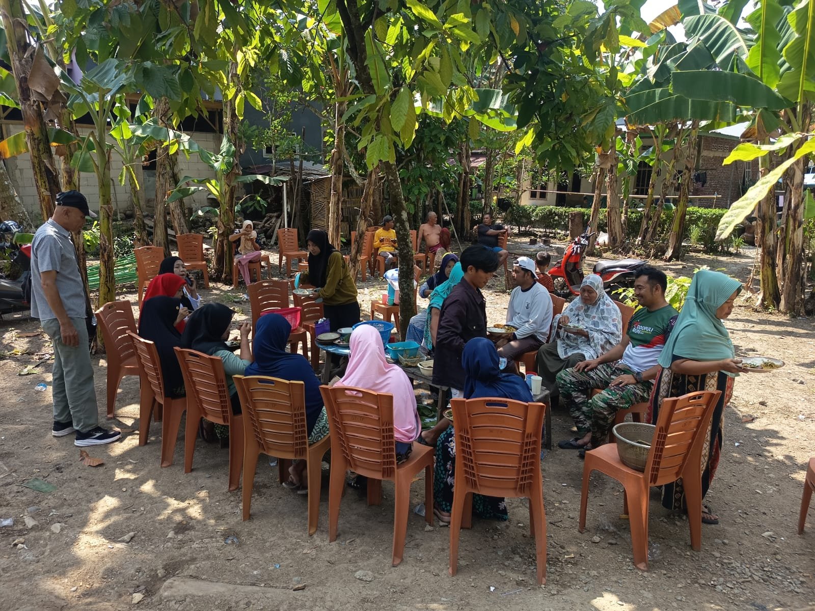 Komsos Sambil Makan Bersama, Koptu Agus Nawang Pererat Kebersamaan Satgas TMMD dengan Warga