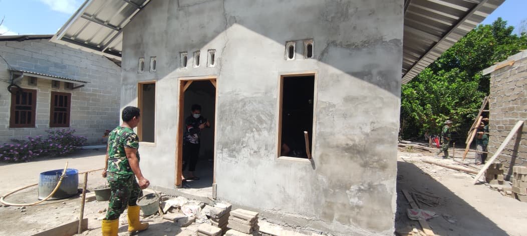 Gotong Royong Satgas TMMD dan Warga Percepat Plasteran Rumah Ibu Rodia, Wujud Kebersamaan Bangun Hunian Layak