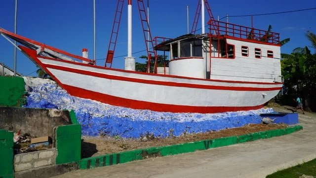 Pengecatan Miniatur Perahu Kayu di Desa Umbele Telah Selesai
