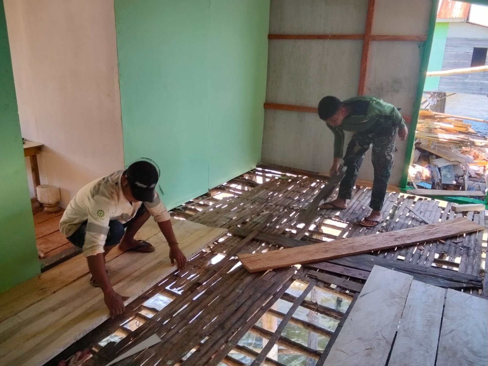 Satgas TMMD Fokus Pemasangan Lantai RTLH Milik Bapak Nardianto