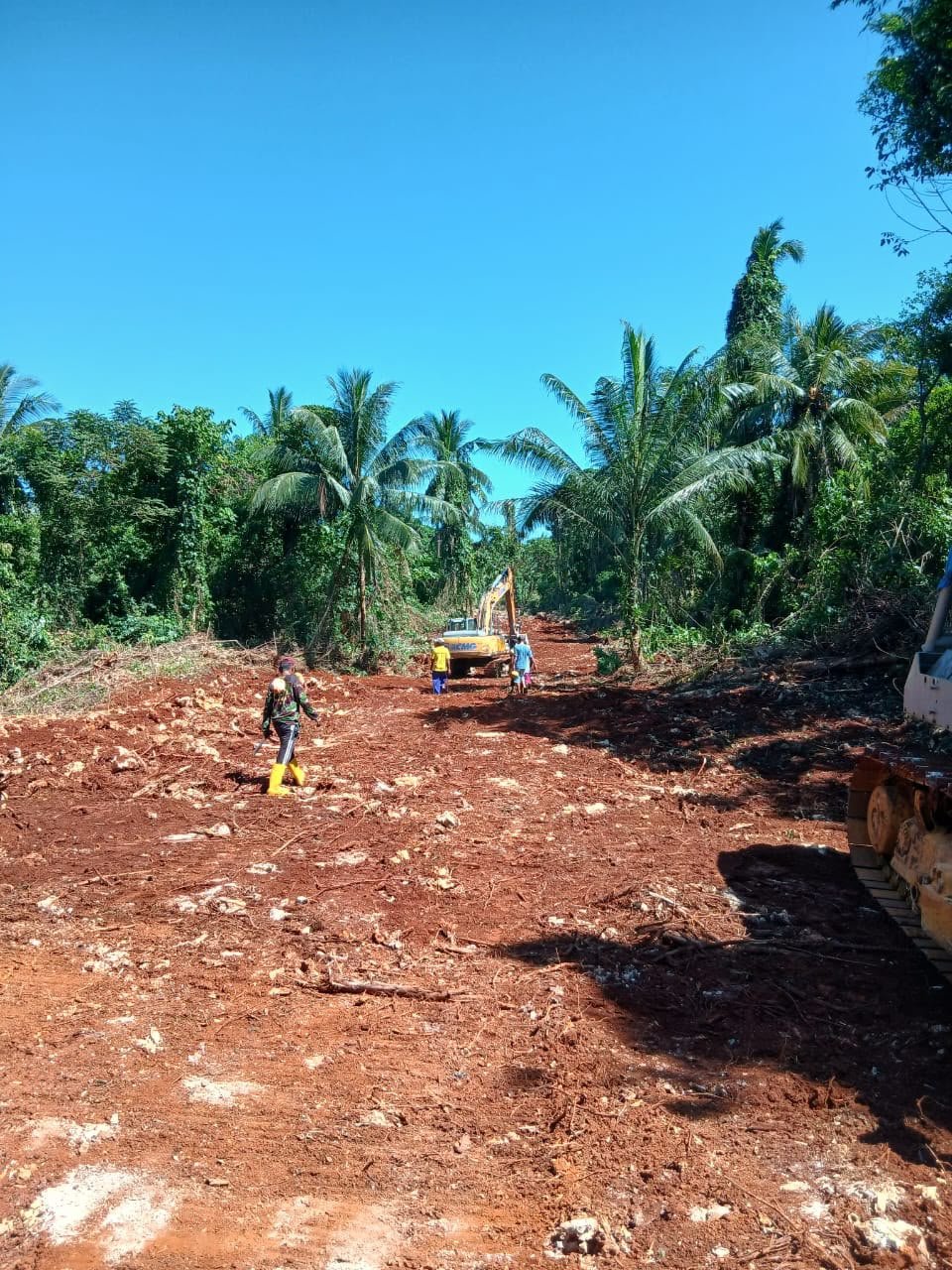 Pembukaan Jalan Penghubung Kepulauan Umbele Hampir Rampung Berkat Sinergitas Satgas TMMD dan Masyarakat