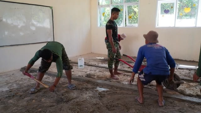 Semangat Satgas TMMD dan Masyarakat, Pengecoran Lantai SDN Polewali Terus Dilanjutkan