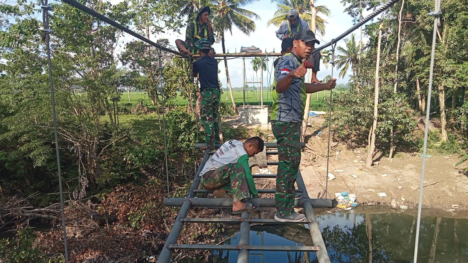 Satgas TMMD Ke-129 Lanjutkan Kegiatan Pembangunan Jembatan di Bone