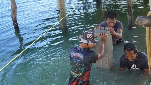 Satgas TMMD Kerjakan Jembatan Penghubung RTLH Ibu Samsiah di Desa Umbele
