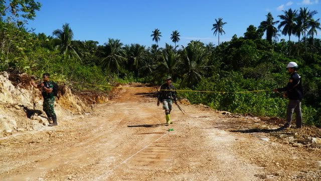 Satgas TMMD Bersama Dinas PUPR Morowali Ukur Volume Jalan Hasil Pekerjaan