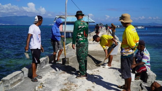 Dipimpin Pasiter, Satgas TMMD dan Masyarakat Gotong Royong Cor Dermaga Umbele