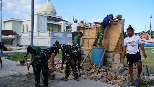 Satgas TMMD Bersama Masyarakat Desa Umbele Gotong Royong Bangun Gapura/Prasasti TMMD