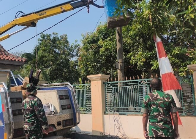 TMMD ke-129 Kodim 0620/Kab. Cirebon Gandeng Dishub Pasang Lampu Penerangan Jalan di Desa Luwung Kencana