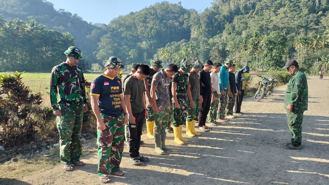 Personel TMMD Ke-129 Kodim 1407/Bone Melaksanakan Apel Pagi Sebelum Pekerjaan Dimulai