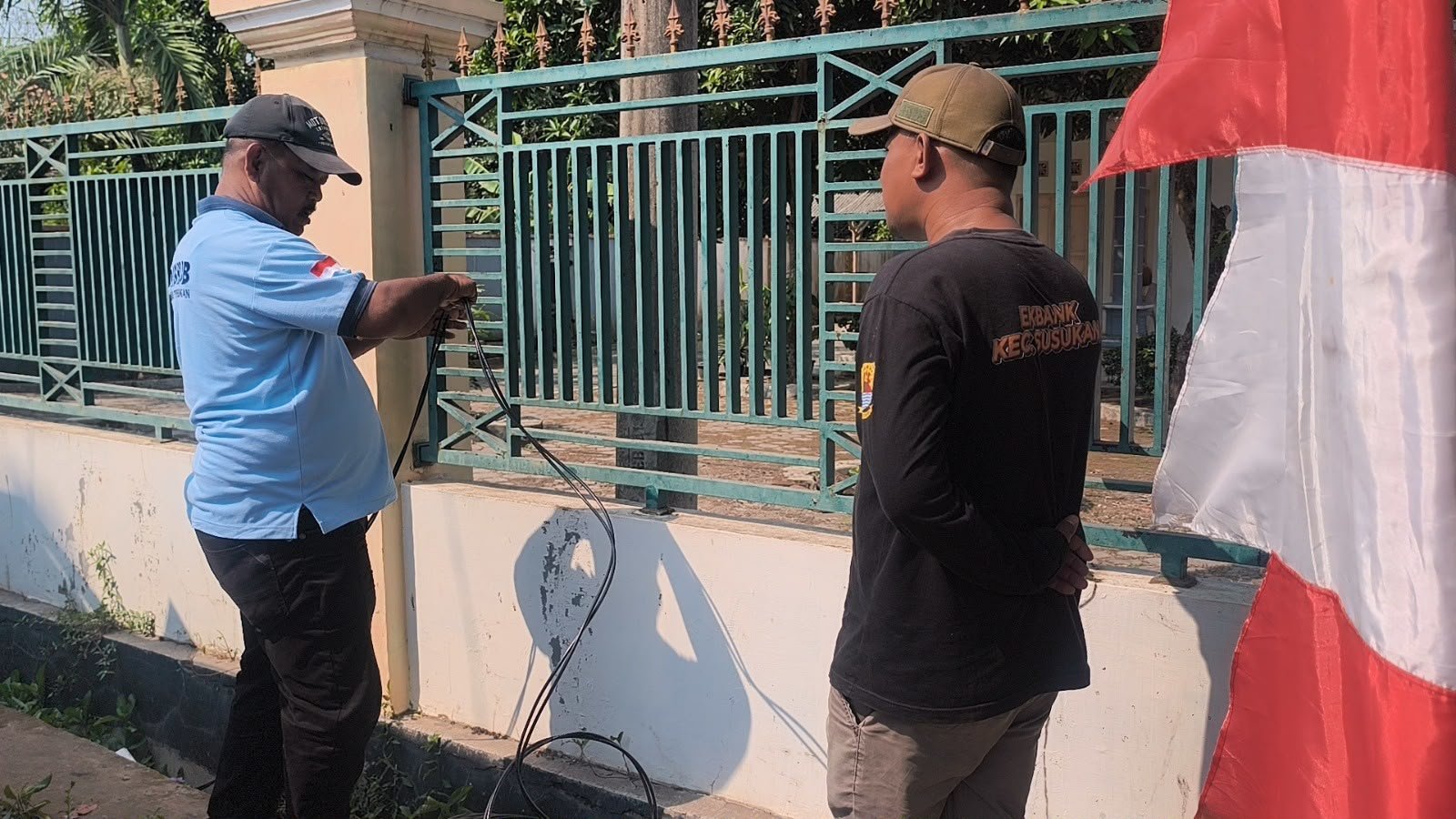 Tingkatkan Keamanan dan Kenyamanan Warga, TMMD ke-129 Kodim 0620/Kab. Cirebon Bersama Dishub Pasang PJU