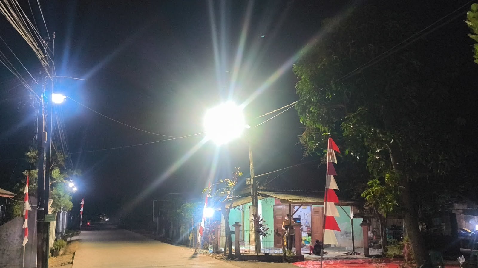 TMMD ke-129 Kodim 0620/Kab. Cirebon Hadirkan Penerangan Jalan Umum bagi Masyarakat Desa Luwung Kencana