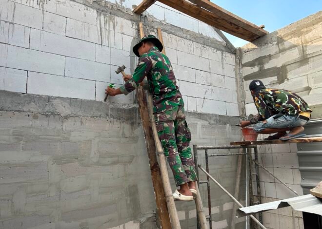 Satgas TMMD Ke-129 Kodim 0813/Bojonegoro Kerjakan Plester Dinding RTLH Milik Bapak Koko Margono