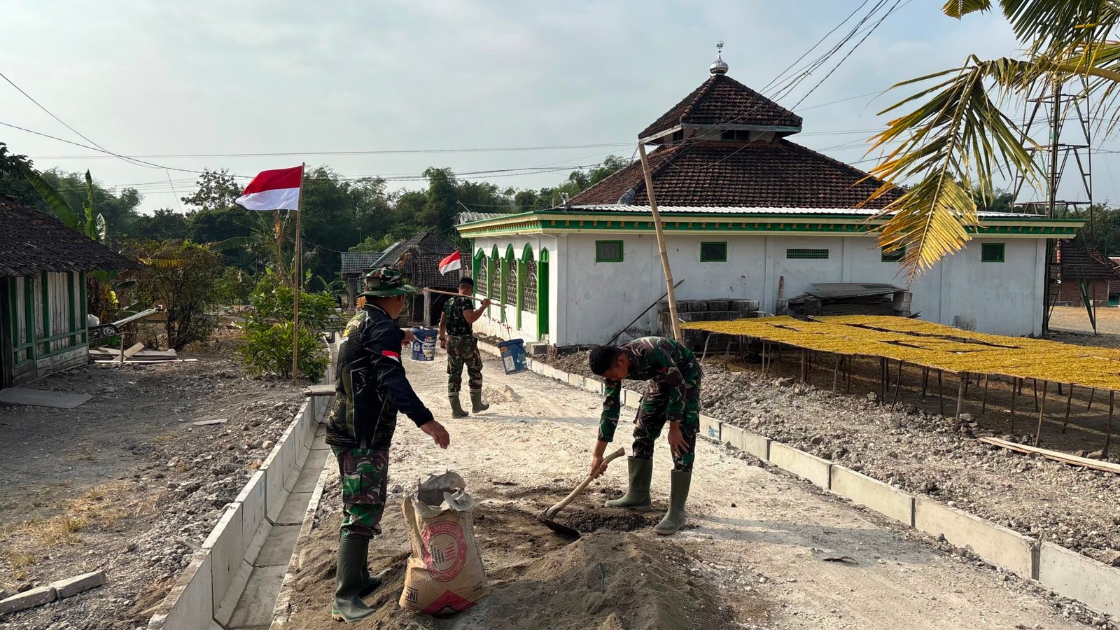 Gotong Royong Satgas TMMD Percepat Pengecoran Drainase di Depan Masjid Dusun Krebet