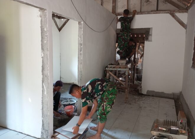 Satgas TMMD Kodim 0813/Bojonegoro Pasang Keramik RTLH Ibu Tini, Rumah Kian Siap Dihuni