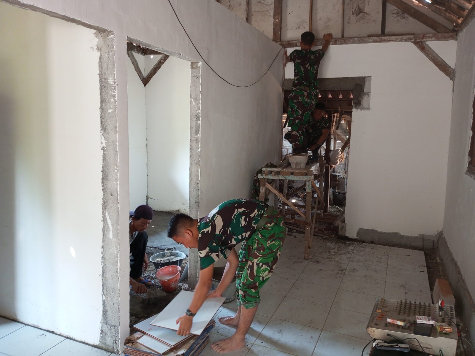 Satgas TMMD Kodim 0813/Bojonegoro Pasang Keramik RTLH Ibu Tini, Rumah Kian Siap Dihuni