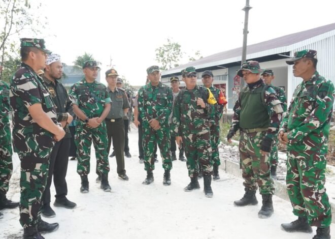 Tinjau Lokasi Jalan Rabat Beton, Ketua Tim Wasev Terima Pemaparan Progres Lapangan dari Serka Budi Santoso