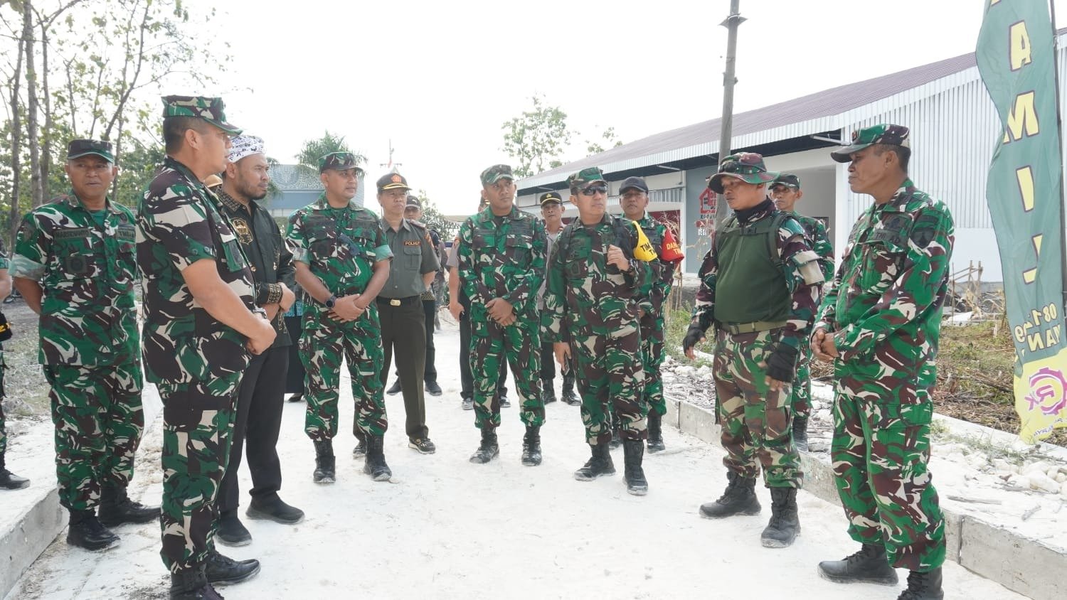 Tinjau Lokasi Jalan Rabat Beton, Ketua Tim Wasev Terima Pemaparan Progres Lapangan dari Serka Budi Santoso