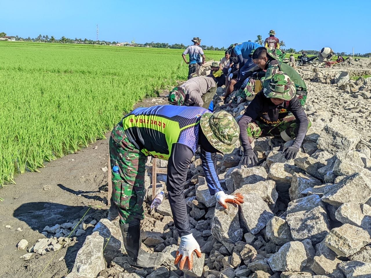 Lawan Terik Matahari, Satgas TMMD Ke-129 Kodim 1404/Pinrang Gaspol Tuntaskan Sasaran di Hari Ke-25