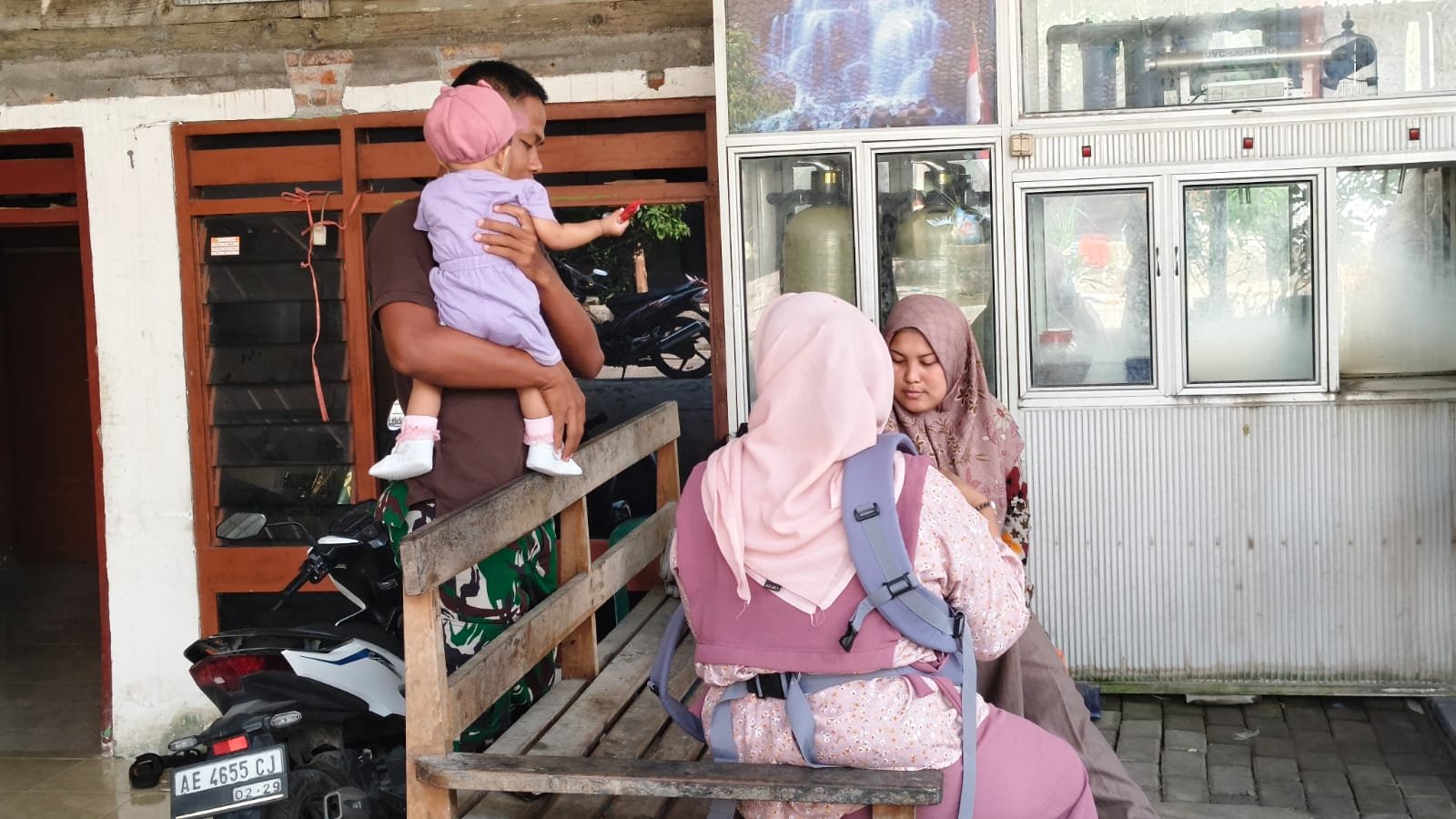 Tawa Gemas di Pelosok Desa: Potret Warmah Kemanunggalan Satgas TMMD ke-129 Kodim 0812/Lamongan Bersama Anak-Anak Tlemang