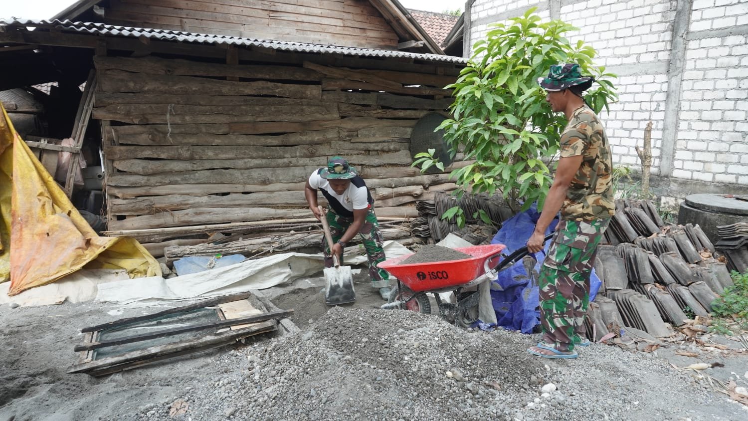 Tak Gentar Medan Terjal, Satgas TMMD 129 Kodim 0812/Lamongan Pacu ‘Arko’ Dorong Harapan Warga