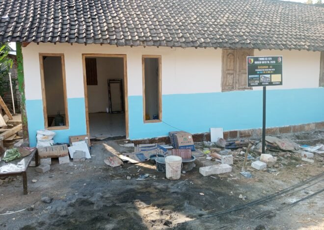 Gotong Royong Satgas TMMD Percepat Pemasangan Keramik RTLH Ibu Tini