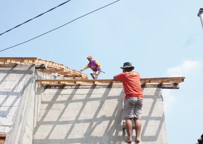 Jemari Tangguh Prajurit Kodim Lamongan: Tetes Keringat dan Ketelitian di Atas Bubungan Rumah Bu Sumiatun