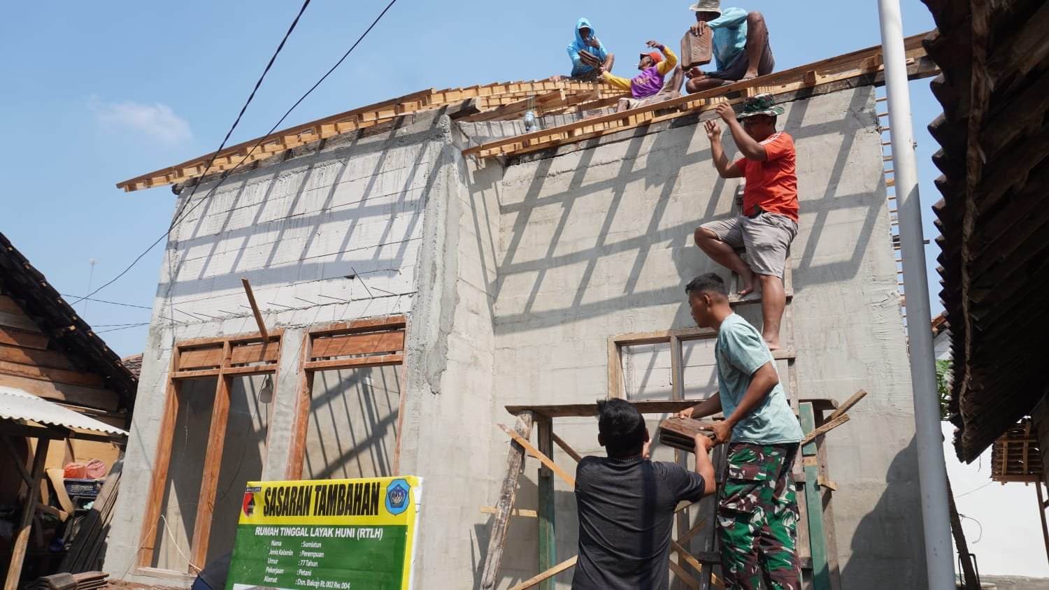 ​Sinergi Tanpa Sekat: Satgas TMMD ke-129 Kodim 0812/Lamongan dan Warga Bahu-Membahu Tuntaskan Atap Rumah Bu Sumiatun